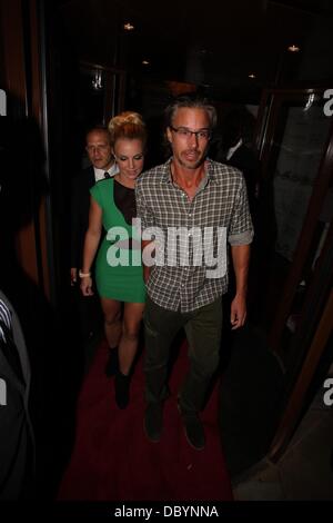 Britney Spears und Freund Jason Trawick verlassen eines Hotels in London-London, England - 16.09.11 Stockfoto