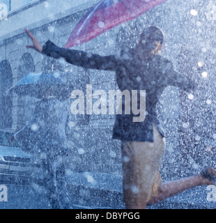 Geschäftsfrau, tanzen im Regen Stockfoto