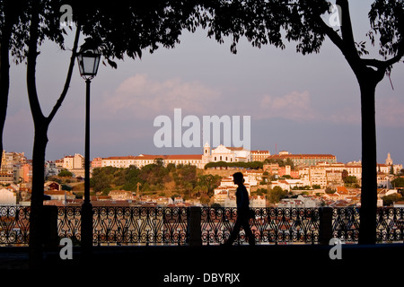 Kloster São Vicente de Fora gesehen vom (Belvedere) Miradouro de São Pedro de Alcântara, Lissabon, Portugal Stockfoto