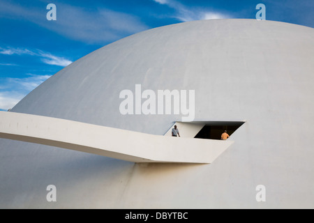 Eine große Rampe verbindet sich mit der Kuppel des Nationalmuseums der Republik, entworfen von Oscar Niemeyer (Brasília, Brasilien) Stockfoto