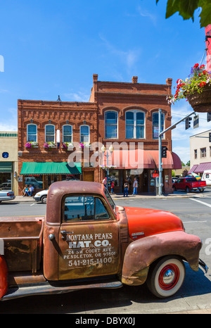 Alter Chevrolet Advance Design 3100 LKW auf der Main Street in der Innenstadt von Pendleton, Oregon, USA Stockfoto