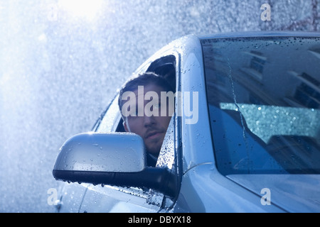 Geschäftsmann in Auto suchen Fenster bei Regen Stockfoto