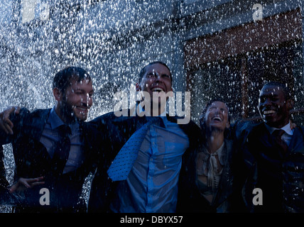 Begeisterte Unternehmer im Regen Stockfoto