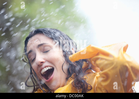 Regen fällt auf überrascht Frau Stockfoto