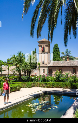 Die wunderschönen Gärten im Palast der Alhambra in Granada, Andalusien, Südspanien. Stockfoto