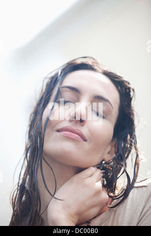 Nahaufnahme Portrait heitere Frau mit nassen Haaren Stockfoto