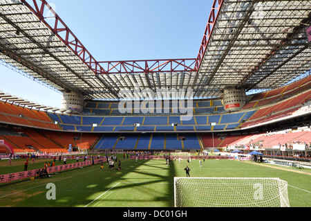 Mailand San Siro-Stadion in einem Weitwinkel-Objektiv, einer der berühmtesten Fußball-Stadion der Welt. Stockfoto