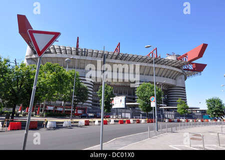 Mailand San Siro-Stadion in einem Weitwinkel-Objektiv, einer der berühmtesten Fußball-Stadion der Welt. Stockfoto