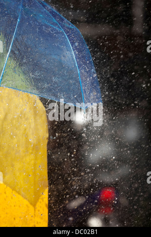 Nahaufnahme von Frau unter Dach im Regen Stockfoto