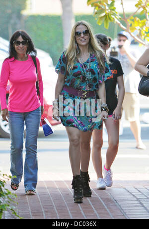 Brooke Mueller und ihre Mutter Moira Fiore auf ihrem Weg nach Fred Segal in West Hollywood, tragen ein Blumendruck Kleid und Stiefel Los Angeles, Kalifornien, USA - 19.09.11 Stockfoto