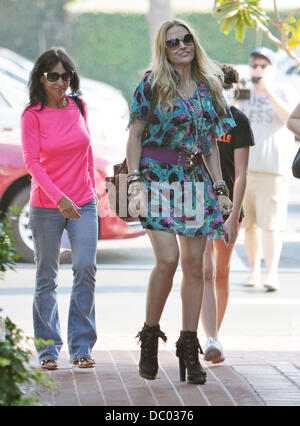 Brooke Mueller und ihre Mutter Moira Fiore auf ihrem Weg nach Fred Segal in West Hollywood, tragen ein Blumendruck Kleid und Stiefel Los Angeles, Kalifornien, USA - 19.09.11 Stockfoto