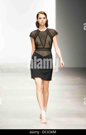 Modell London Fashion Week Frühjahr/Sommer 2012 - Marios Schwab - Catwalk London, England - 18.09.11 Stockfoto