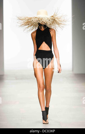 Modell London Fashion Week Frühjahr/Sommer 2012 - Marios Schwab - Catwalk London, England - 18.09.11 Stockfoto