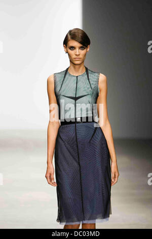 Modell London Fashion Week Frühjahr/Sommer 2012 - Marios Schwab - Catwalk London, England - 18.09.11 Stockfoto