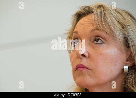 München, Deutschland. 6. August 2013. Justizminister von Bayern Beate Merk spricht bei einer schnell zubereitet Pressekonferenz zum Thema Bekämpfung von doping im Sport in München, 6. August 2013. Merk angekündigt, dass sie zufrieden mit der OLG-Entscheidung über die sofortige Freilassung des Gustl Mollath vom Phsychiatric Krankenhaus. Foto: PETER KNEFFEL/Dpa/Alamy Live News Stockfoto
