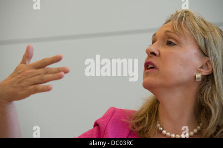 München, Deutschland. 6. August 2013. Justizminister von Bayern Beate Merk spricht bei einer schnell zubereitet Pressekonferenz zum Thema Bekämpfung von doping im Sport in München, 6. August 2013. Merk angekündigt, dass sie zufrieden mit der OLG-Entscheidung über die sofortige Freilassung des Gustl Mollath vom Phsychiatric Krankenhaus. Foto: PETER KNEFFEL/Dpa/Alamy Live News Stockfoto