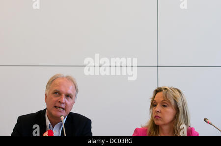 München, Deutschland. 6. August 2013. Justizminister von Bayern Beate Merk und Präsident des Deutschen Leichtathletik Verbandes Clemens Prokop sprechen im Rahmen einer kurzfristigen Pressekonferenz zum Thema Bekämpfung von doping im Sport in München, 6. August 2013. Foto: PETER KNEFFEL/Dpa/Alamy Live News Stockfoto