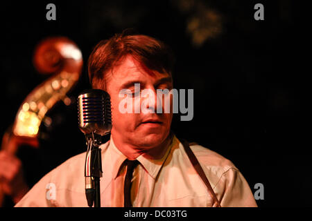 Corinaldo, Italien. 5. August 2013. Warten die Summer Jamboree [International Festival 60 Wiederbelebung & Rock'n'Roll], Monokings-Rockabilly-Band aus Roma, führt auf Corinaldo, Italien am 5. August 2013. © Valerio Agolino/Alamy Live-Nachrichten Stockfoto