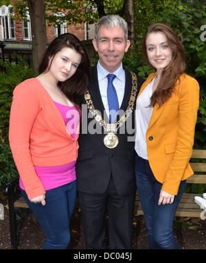 Emma Bolger, Oberbürgermeister von Dublin Andrew Montague, Sarah Bolger Schauspielerin Sarah Bolger feiert die 21,000th Wohnmobil am Barretstown mit "Gefällt mir" Barretstown Facebook-Kampagne mit Schwester Emma Bolger, Ray Shah, Emma O'Driscoll und andere, The Mansion House.  Dublin, Irland - 20.09.11. Stockfoto