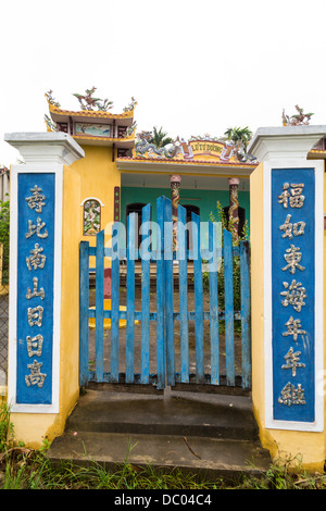 Ein Gartentor in Kim Bong Dorf in der Nähe von Hoi an, Vietnam, Asien. Stockfoto