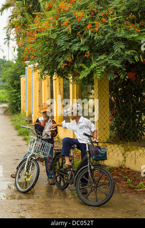 Junge Schulkinder in Kim Bong Dorf in der Nähe von Hoi an, Vietnam, Asien. Stockfoto