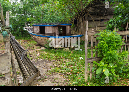 Ein altes Boot in einem kleinen Hof Kim Bong Dorf in der Nähe von Hoi an, Vietnam, Asien. Stockfoto