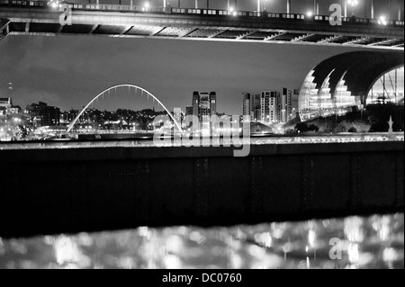 Fluß Tyne Newcastle auf eine nasse Nacht in Monochrom Stockfoto