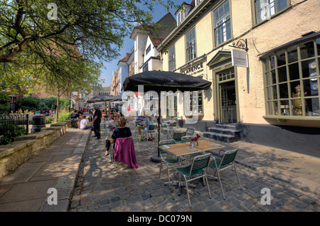 Tiny Church Street im Royal Windsor, östlich von London, mit Windsor Castle am Ende. Stockfoto