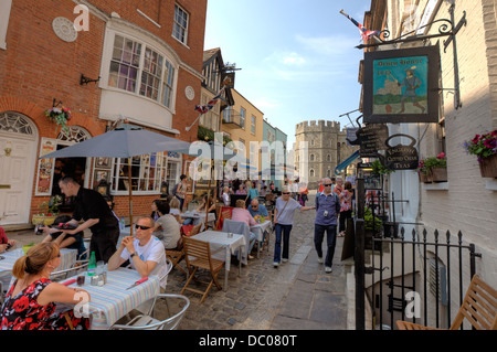 Tiny Church Street im Royal Windsor, östlich von London, mit Windsor Castle am Ende. Stockfoto