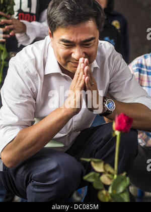 Bangkok, Thailand. 5. August 2013. Ehemalige thailändische Premierminister ABHISIT VEJJAJIVA grüßt seine Fans bei einem thailändischen Demokraten Veranstaltung in Bangkok Montag. Abhisit sprach bei einer Versammlung der thailändischen Demokraten in einer Arbeiterklasse Viertels von Bangkok aus der Rama VI Road. Er sprach sich gegen die Pheu Thai Amnestie Bemühungen, die zu Thaksin Shinawatra Rückkehr nach Thailand führen könnten. Bildnachweis: Jack Kurtz/ZUMAPRESS.com/Alamy Live-Nachrichten Stockfoto