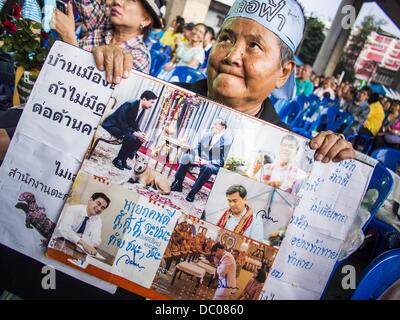 Bangkok, Thailand. 5. August 2013. Anhänger der ehemaligen Abhisit Vejjajiva, ehemaliger Premierminister von Thailand, während applaudieren, während Abhisit in Bangkok Montag spricht. Abhisit sprach bei einer Versammlung der thailändischen Demokraten in einer Arbeiterklasse Viertels von Bangkok aus der Rama VI Road. Er sprach sich gegen die Pheu Thai Amnestie Bemühungen, die zu Thaksin Shinawatra Rückkehr nach Thailand führen könnten. Bildnachweis: Jack Kurtz/ZUMAPRESS.com/Alamy Live-Nachrichten Stockfoto