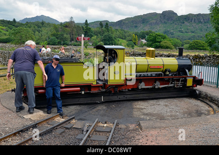Ravenglass and Eskdale Railway - 15' gauge Railway im Lake District - Dampf Lok Plattenspieler durch Fahrer eingeschaltet wird. Stockfoto