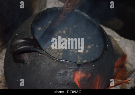 Frisch geröstete Kaffeebohnen gemahlen wird in den Kaffee-Anbauregionen von Santa Teresa, Cuzco, Peru Stockfoto