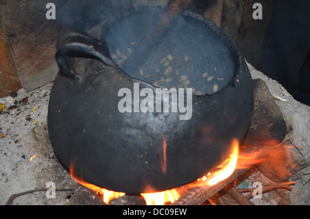 Frisch geröstete Kaffeebohnen gemahlen wird in den Kaffee-Anbauregionen von Santa Teresa, Cuzco, Peru Stockfoto