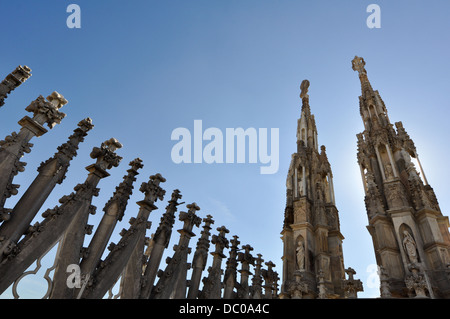 Verschiedenen gotischen Statuen von Milano Duomo, einer der die größte gotische Kirche der Welt. Stockfoto