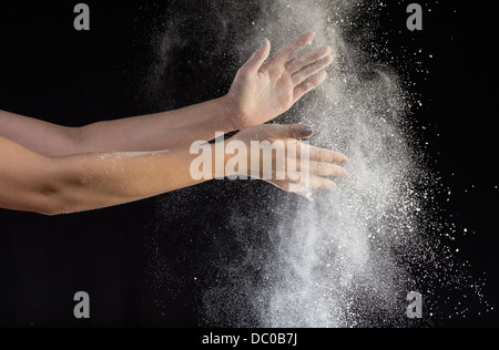 Hände klatschte mit weißem Pulver Stockfoto