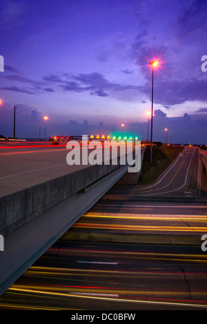 Autobahnbrücke in der Abenddämmerung Stockfoto