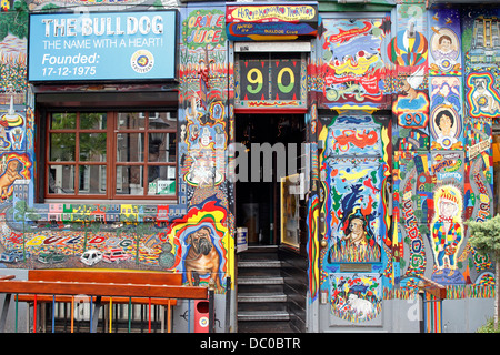 Amsterdam Niederlande Holland Europa Außenwand Fassade und Tür des The Bulldog Kaffee Haus Stockfoto