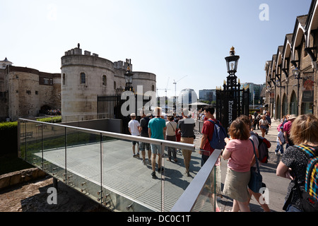 Menschen Schlange stehen am Eingang zum Turm von London England UK Stockfoto