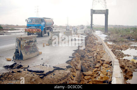 Die Flut nach schweren Regen schlechte Blätter zerstört Straße in Richtung Korangi aus Qayyumabad jetzt für die Pendler an Korangi Kreuzung in Karachi riskant geworden ist. Stockfoto