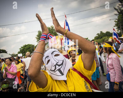 Bangkok, Thailand. 5. August 2013. Ein Demonstrant regierungsfeindlichen '' weiße Maske '' applaudiert bei einem Protest gegen die Regierung in Bangkok. Etwa 500 Personen, Mitglieder der Volksarmee gegen Thaksin Regime, eine neue Anti-Regierungs-Gruppe protestierte im Lumpini-Park. Der Protest war friedlich, aber mehr militante Proteste werden später in der Woche, das Parlament ein Amnestie-Gesetz zu debattieren, anhand derer der im Exil lebenden ehemaligen Premierminister Thaksin Shinawatra voraussichtlich, nach Thailand zurück, erwartet. Bildnachweis: Jack Kurtz/ZUMAPRESS.com/Alamy Live-Nachrichten Stockfoto