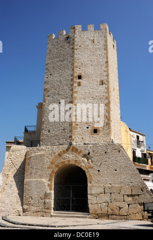 Italien, Latium, Formia, Altstadt, achteckiger Turm von Castellone, erbaut von Caetani auf der Spitze der römischen Mauern Stockfoto