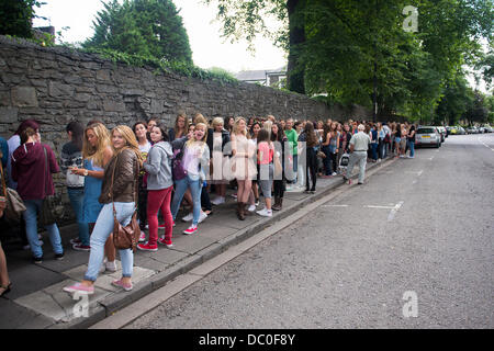 Cardiff, UK. 6. August 2013. Oben und aufstrebende junge Band ausführen die Vamps zunächst eine Reihe von "Rallyes Fan" in Großbritannien an der Cardiff University. Fans in der Warteschlange bereits ab 05:30 in der Vorbereitung für die 13:00-Show. Bildnachweis: Polly Thomas/Alamy Live-Nachrichten Stockfoto