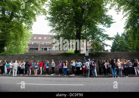 Cardiff, UK. 6. August 2013. Oben und aufstrebende junge Band ausführen die Vamps zunächst eine Reihe von "Rallyes Fan" in Großbritannien an der Cardiff University. Fans in der Warteschlange bereits ab 05:30 in der Vorbereitung für die 13:00-Show. Bildnachweis: Polly Thomas/Alamy Live-Nachrichten Stockfoto