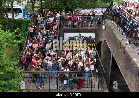 Cardiff, UK. 6. August 2013. Oben und aufstrebende junge Band ausführen die Vamps zunächst eine Reihe von "Rallyes Fan" in Großbritannien an der Cardiff University. Fans in der Warteschlange bereits ab 05:30 in der Vorbereitung für die 13:00-Show. Bildnachweis: Polly Thomas/Alamy Live-Nachrichten Stockfoto