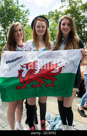 Cardiff, UK. 6. August 2013. Oben und aufstrebende junge Band ausführen die Vamps zunächst eine Reihe von "Rallyes Fan" in Großbritannien an der Cardiff University. Fans Darcey (15), Becky (17) und Olive (16) wurden zuerst in der Warteschlange haben bekam zum Veranstaltungsort bei 05:30 in der Vorbereitung für die Türen von 13:00. Bildnachweis: Polly Thomas/Alamy Live-Nachrichten Stockfoto