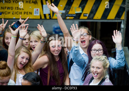 Cardiff, UK. 6. August 2013. Oben und aufstrebende junge Band ausführen die Vamps zunächst eine Reihe von "Rallyes Fan" in Großbritannien an der Cardiff University. Fans in der Warteschlange bereits ab 05:30 in der Vorbereitung für die 13:00-Show. Bildnachweis: Polly Thomas/Alamy Live-Nachrichten Stockfoto