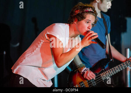 Cardiff, UK. 6. August 2013. Oben und aufstrebende junge Band ausführen die Vamps zunächst eine Reihe von "Rallyes Fan" in Großbritannien an der Cardiff University. Foto zeigt Lead-Sänger und Rhythmus-Gitarrist Bradley Simpson. Bildnachweis: Polly Thomas/Alamy Live-Nachrichten Stockfoto