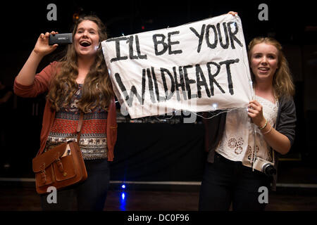 Cardiff, UK. 6. August 2013. Oben und aufstrebende junge Band ausführen die Vamps zunächst eine Reihe von "Rallyes Fan" in Großbritannien an der Cardiff University. Viele Fans gemacht, Fahnen und Banner für ihre Unterstützung zu zeigen. Bildnachweis: Polly Thomas/Alamy Live-Nachrichten Stockfoto