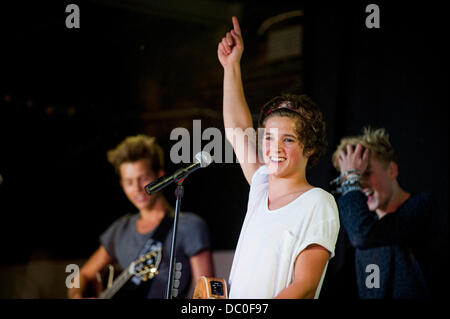 Cardiff, UK. 6. August 2013. Oben und aufstrebende junge Band ausführen die Vamps zunächst eine Reihe von "Rallyes Fan" in Großbritannien an der Cardiff University. Foto zeigt Lead-Sänger und Rhythmus-Gitarrist Bradley Simpson. Bildnachweis: Polly Thomas/Alamy Live-Nachrichten Stockfoto